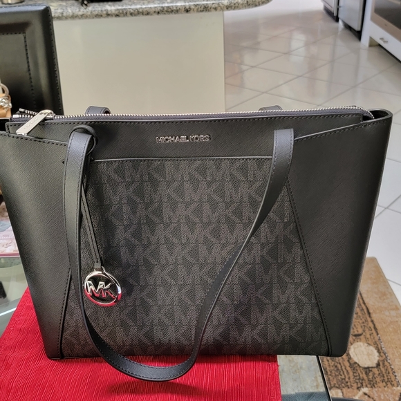 Brand new AUTHENTIC MICHAEL KORS BAG AND WALLET - Picture 9 of 13